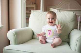 ماذا يجب أن يكون الطفل قادرًا على القيام به في عمر 7 أشهر
