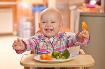 طفل يأكل الخضار
